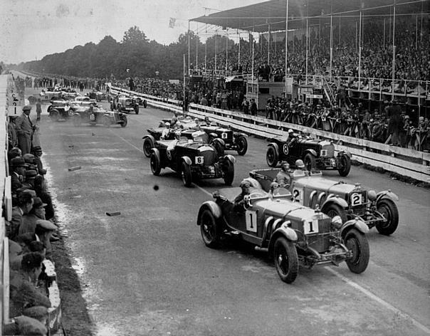 Malcolm Campbell (Startnummer 1) und Earl Howe (Startnummer 2) auf Mercedes-Benz Typ SS während des Starts zur Tourist Trophy in Irland am 23. August 1930.